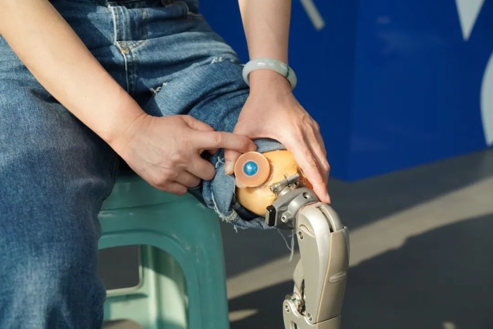 美女加油石家庄35岁独腿女子穿假肢跑完5公里马拉松想成为女儿的骄傲