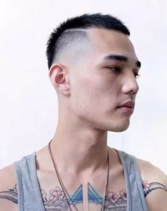 长毛寸头顶的长度为3厘米左右;短毛寸适合脸大头大的男生,两边铲青剪