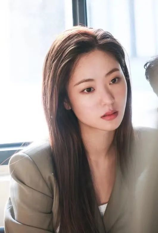 红人馆这个单眼皮女生见证了宋仲基的又一个颜值巅峰