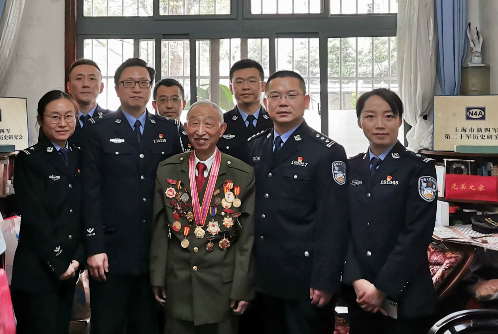 在新四军老战士刘石安家里,该站全程开通"钉钉"直播间,让党员民警与刘