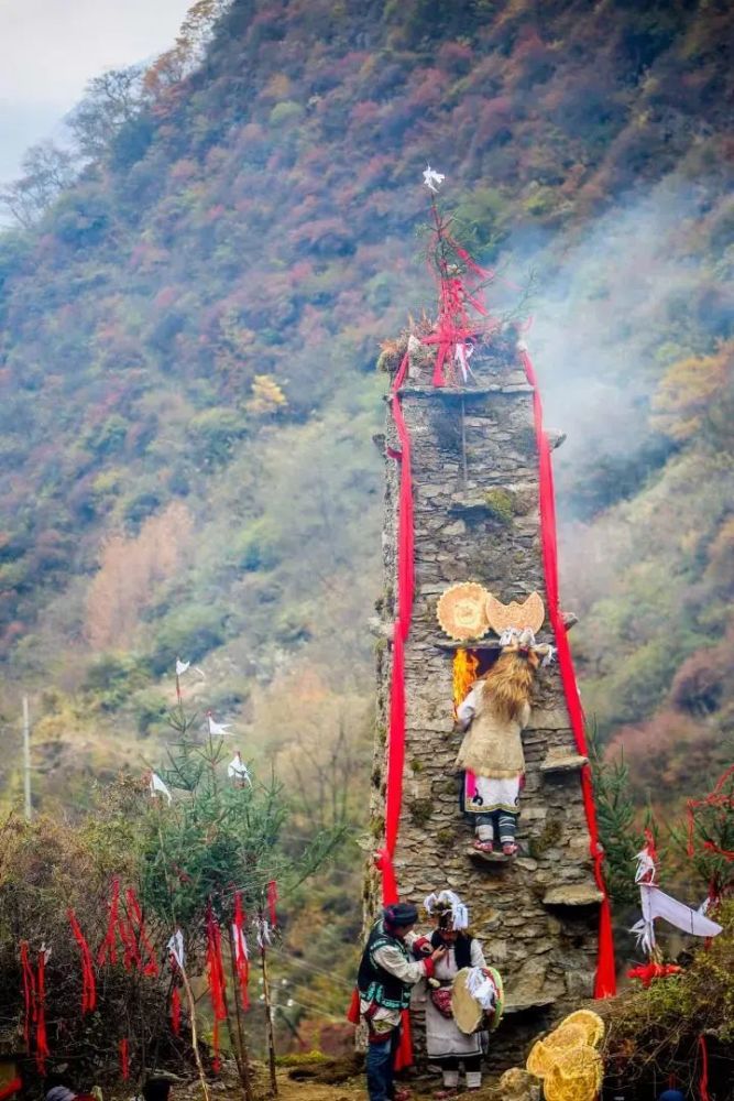阿尔羌寨这里羌族祭山神,释比文化,打枪子,羊皮鼓舞等具有神秘古羌