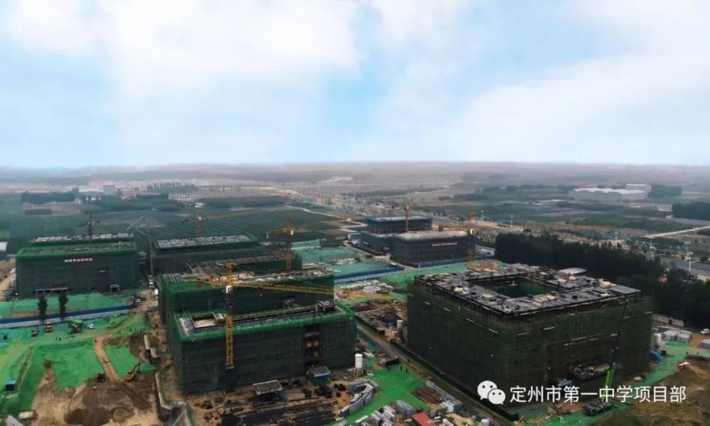 定州市第一中学是由定州市育龙双语学校独资出建,定州中学全面管理的