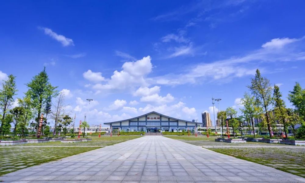 蓝蓝蓝蓝蓝所有彭山人抬头看天