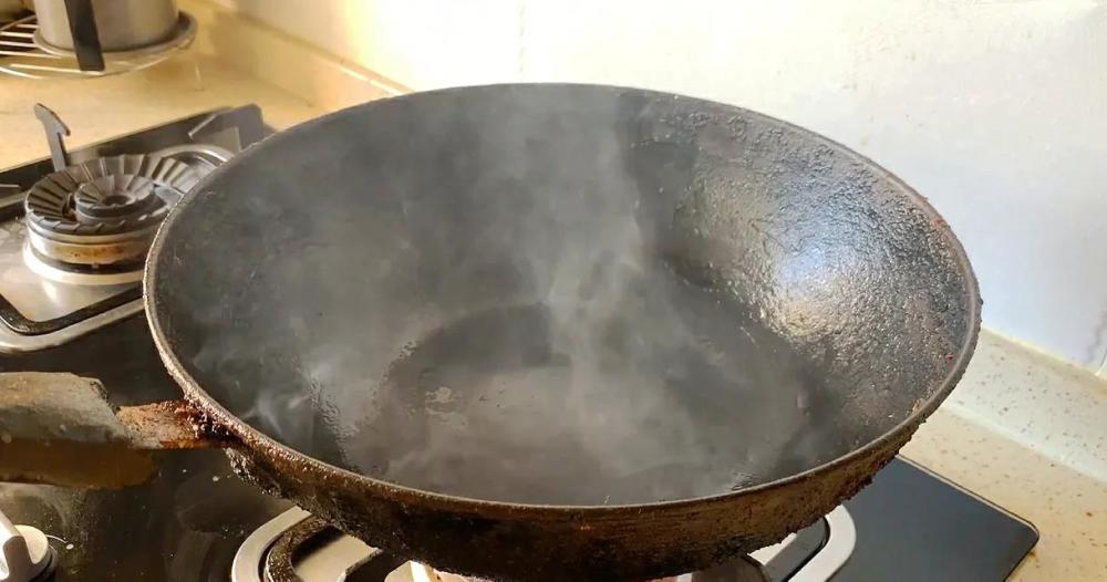 铁锅锅底黑垢油污多怎么去除教你一招铁锅立马变新锅