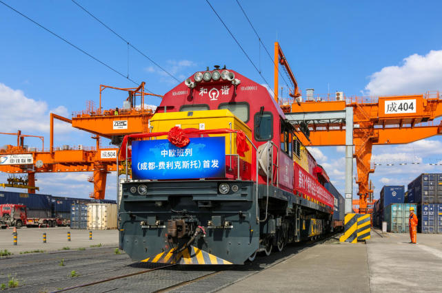 封面新闻记者 刘秋凤8年前的4月26日,首趟"蓉欧快铁"(后统一为:中欧班