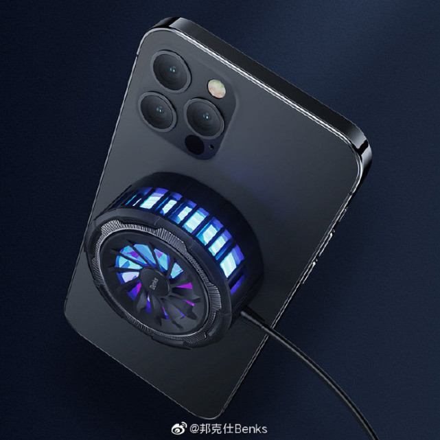 充制冷游戏散热充电器亮点包括:智能磁吸,精准对位,15w 快充;搭配风扇