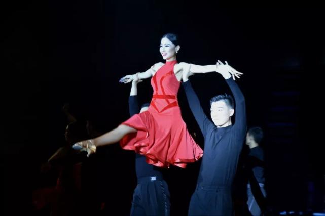 清华女生短裙热舞庆校庆却引发热议学霸们跳个热舞怎么啦