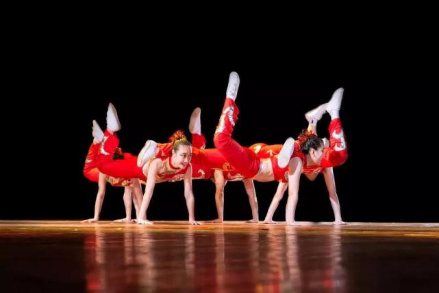 清华女生短裙热舞庆校庆却引发热议学霸们跳个热舞怎么啦