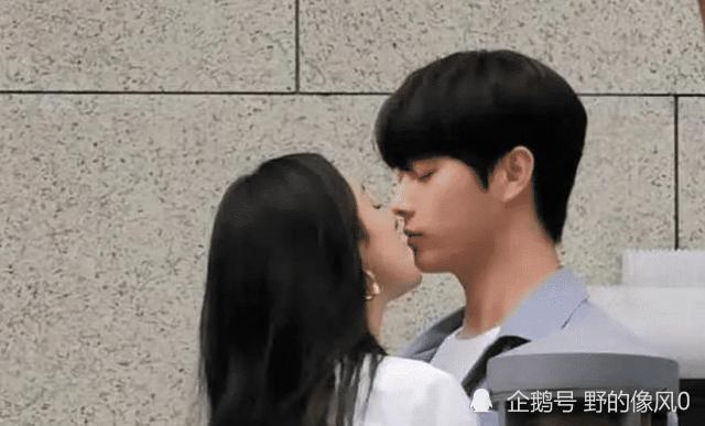 杨幂新剧吻戏路透男主闭上眼睛享受杨幂笑场扑在许凯怀里