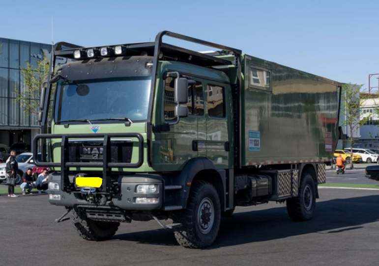 不过德国man越野房车很受大老板们的喜欢,我们现在看到的这辆军绿色