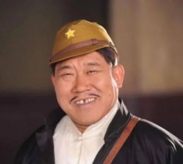 他是荧屏中的恶人长相奇丑今女儿却貌美如花还是大校军衔