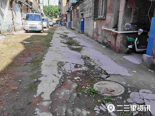 西安一小区水泥路面破损坑洼管道漏水路面泥泞回家不便