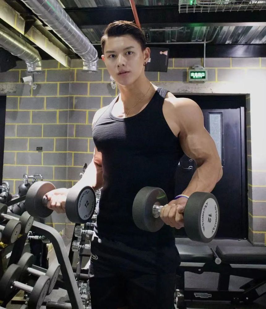 从电线杆逆袭健美模特陈海诺告诉你减脂增肌秘笈