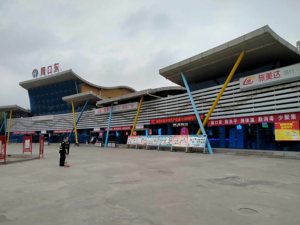 从连霍高速柳林收费站出发,途径大广高速,第一站来到了周口东服务区