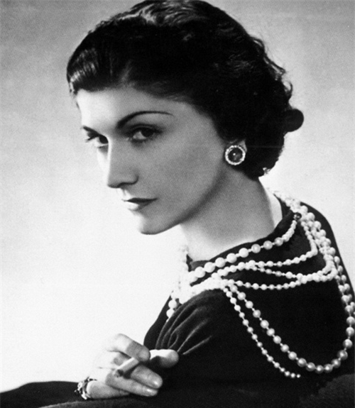 他在猪身上纹身因图案奇特被香奈儿花50万买走做成限量版包包