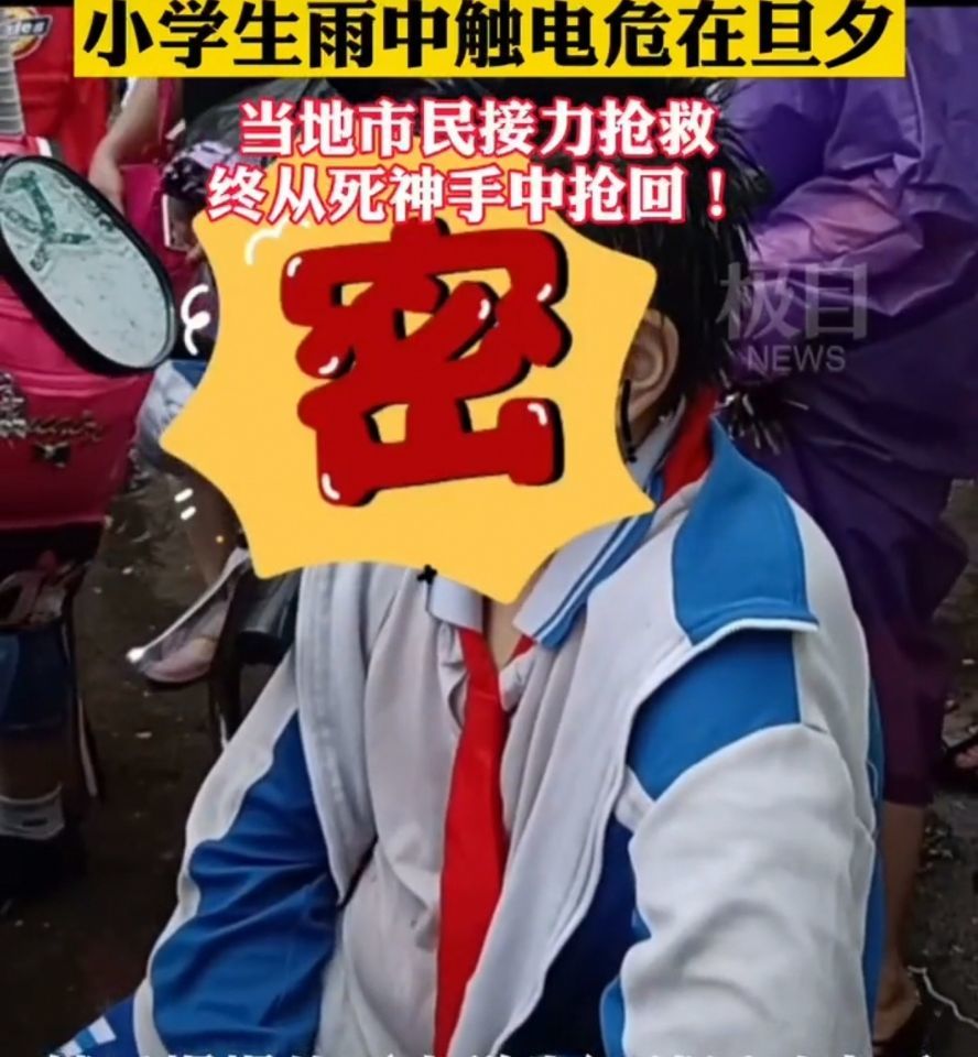 这个事故中的小男孩属于电低压触电,低压触电时人可能会吸住,这是由于