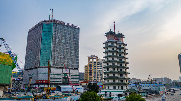 友谊大厦拆除陷入搁置后,小业主们也陷入困局:月租近4千元的房屋如今1