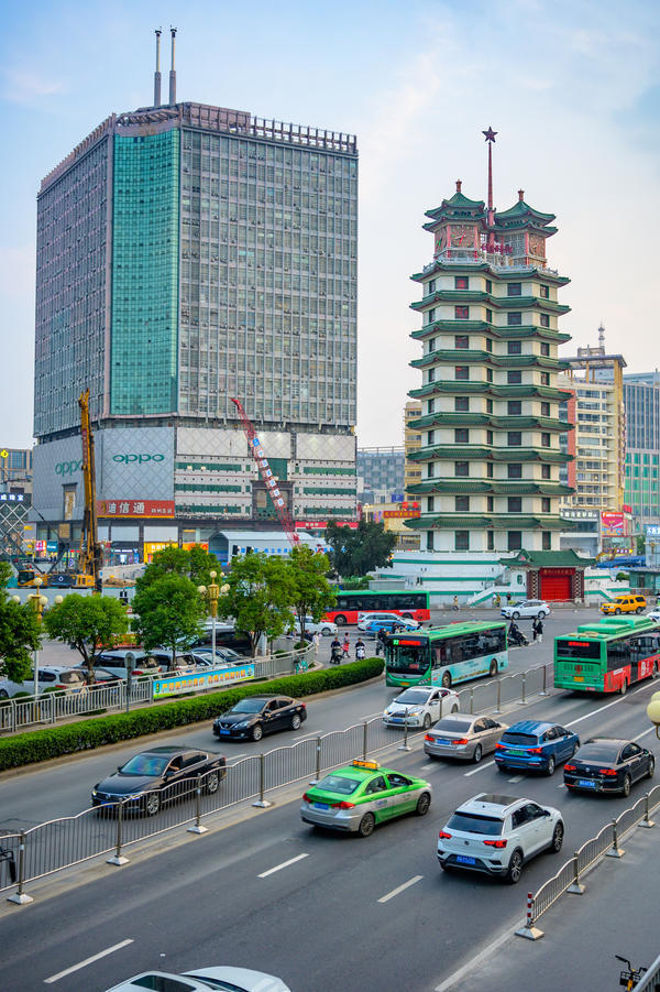 郑州市二七商圈友谊大厦也有声音提到,随着二七商圈提档升级有序进行