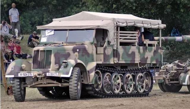 车辆经过多次测试的优化修改,德国选择1939年第三种半履带运输车作为