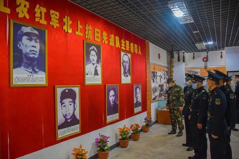 参观驻地红色资源用好驻地红课堂,组织官兵参观上饶集中营,红军北上