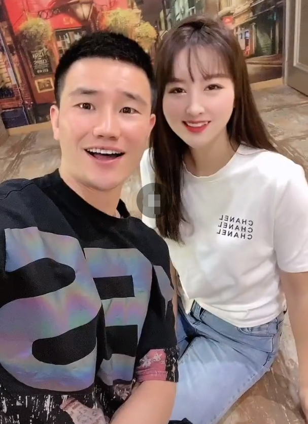 视频中,嘎子的老婆郭珊珊正在尝试最近很火的"蝎子腿".