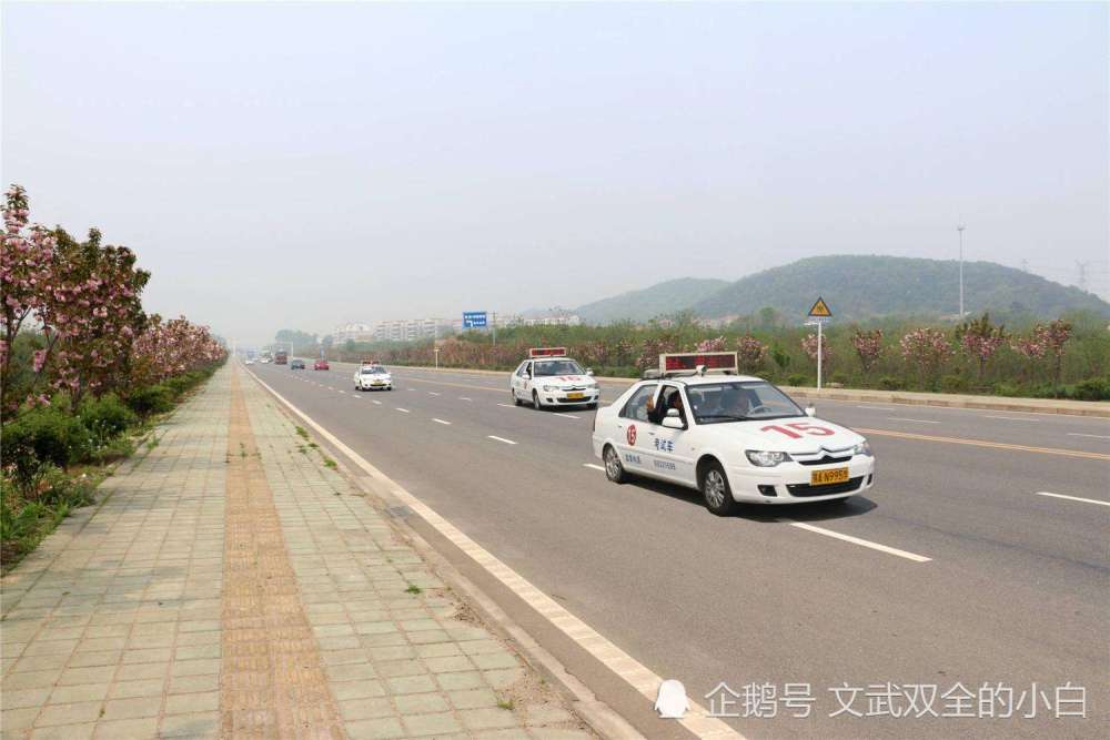 靠邊臨時停車:最後就是靠邊停車了,同樣提前打轉向燈,觀察後視鏡,減速