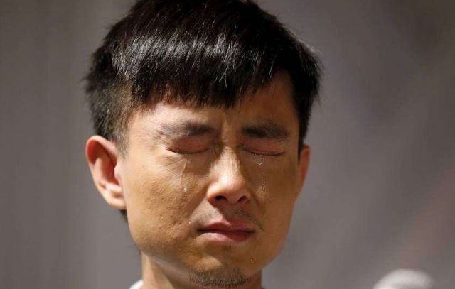 父母双亡,姐姐出钱供他读书,跟踪姐姐去医院后,心如刀绞