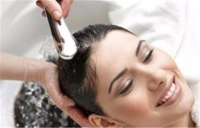 为啥理发店洗完发后留香那么久理发师告诉你诀窍自己洗也一样