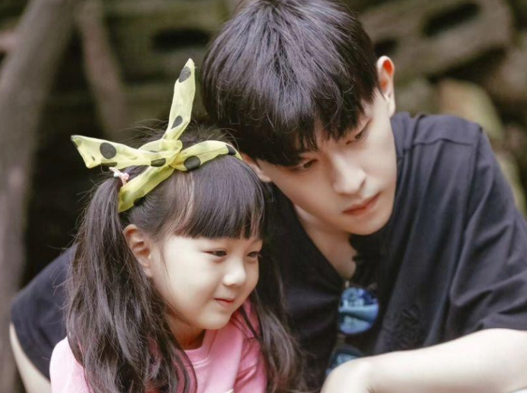 还记得邓伦的女儿小山竹曾经的鬼马精灵女孩如今却成大众脸