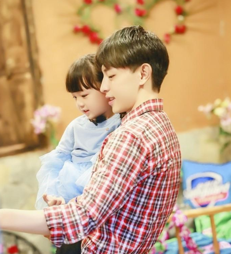 还记得邓伦的女儿小山竹曾经的鬼马精灵女孩如今却成大众脸