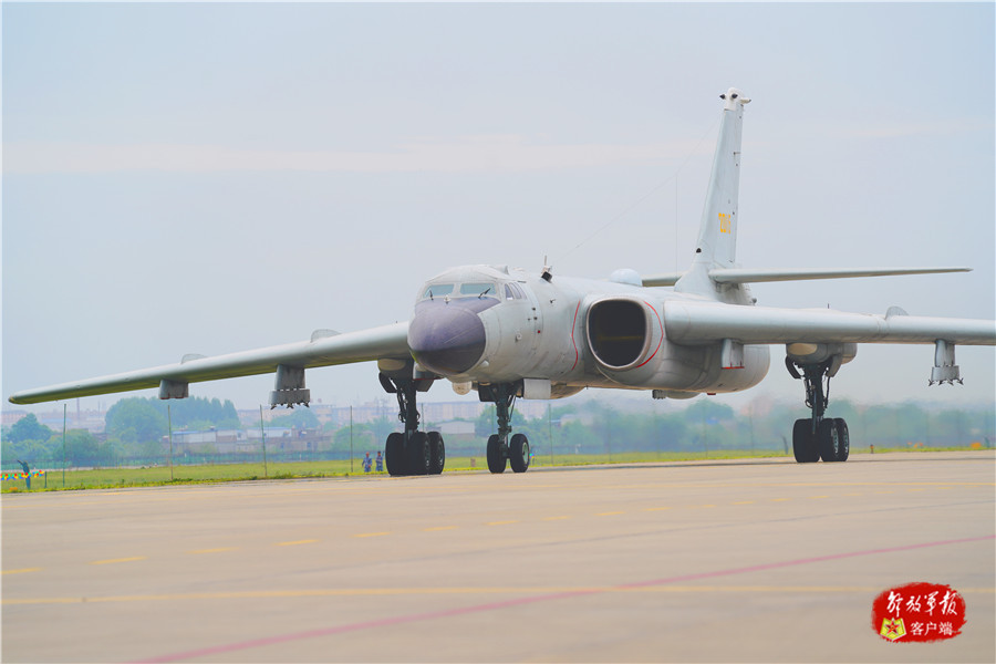 "战神"轰-6k,有他们在守护_腾讯新闻