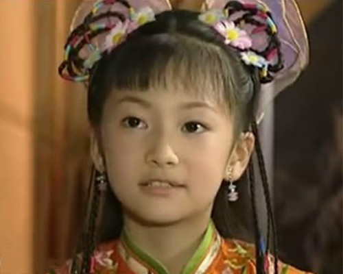 1998年时年仅7岁的余玥便开始参演影视剧了,包括《格格要出嫁》