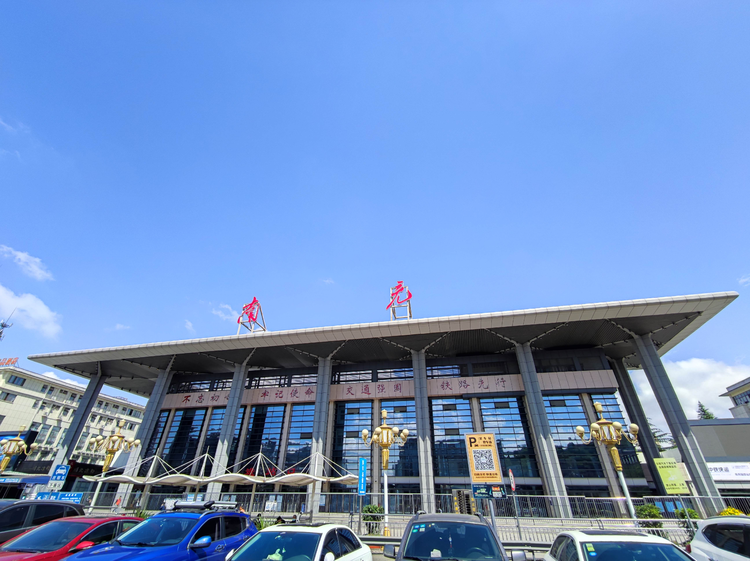 五一小长假南充火车站增设八趟列车