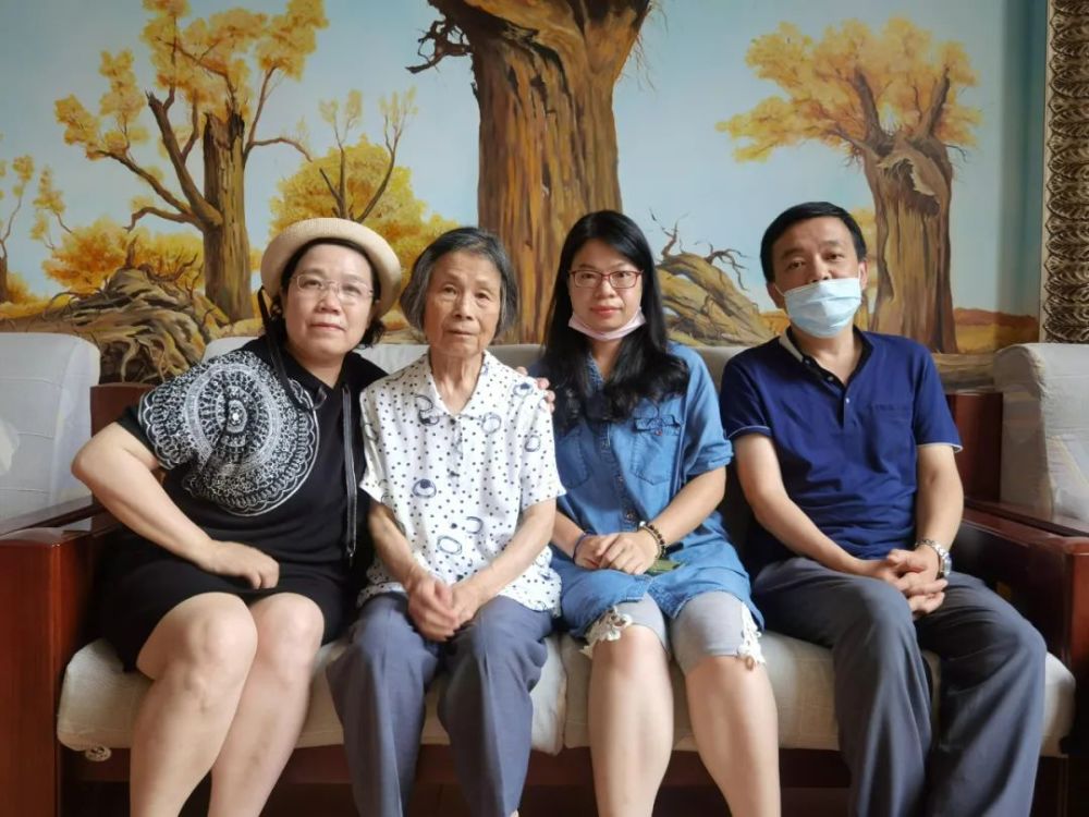 在创作的过程中,剧组专程赴西安采访了林俊德院士的妻子黄建琴老师