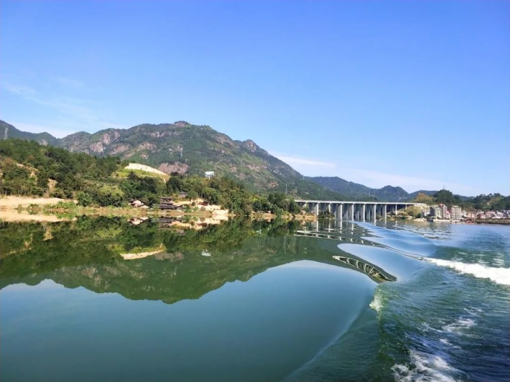 溪水行至永泰县赤锡乡,干流上的界竹口水库宛若一颗璀璨的明珠,静静地