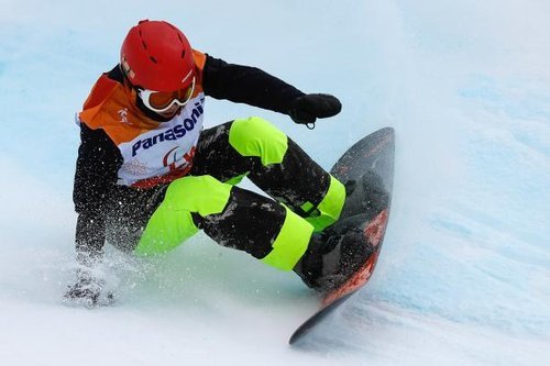 sun qi épatant à la coupe du monde de para snowboard de