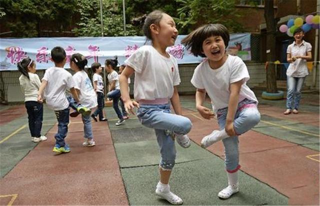 孩子上幼兒園玩耍為主還是學習為主家長想清楚才能更好地選擇