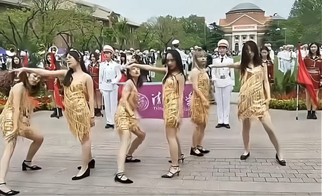 清华女生校庆尬舞引热议,网友评论不堪入目,她们做错了什么?