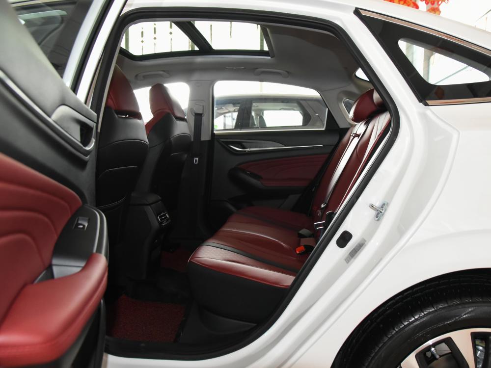 实惠大空间家用车之选小哥带你一起看长安逸动