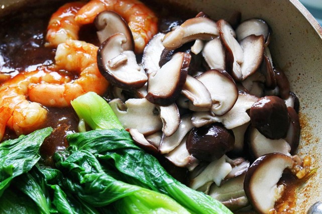 做香菇油菜时加入大虾仁鲜美下饭比吃肉都香