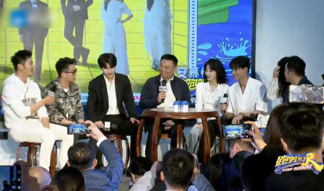 奔跑吧9发布会黄旭熙白衬衣有少年感蔡徐坤的西装却如同霸总