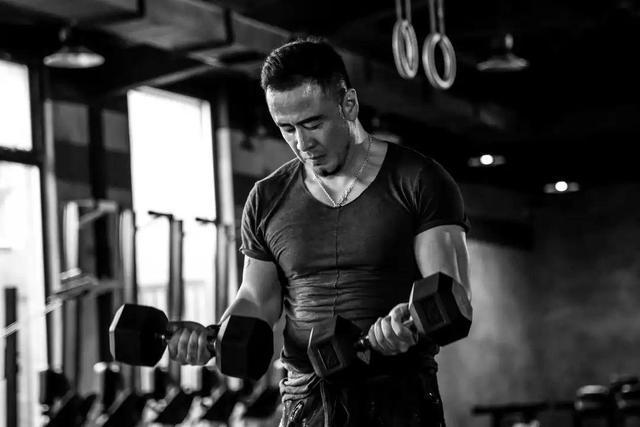 但是没有谁的身材天生就是完美的,都是通过后天不断的努力而获得杨坤