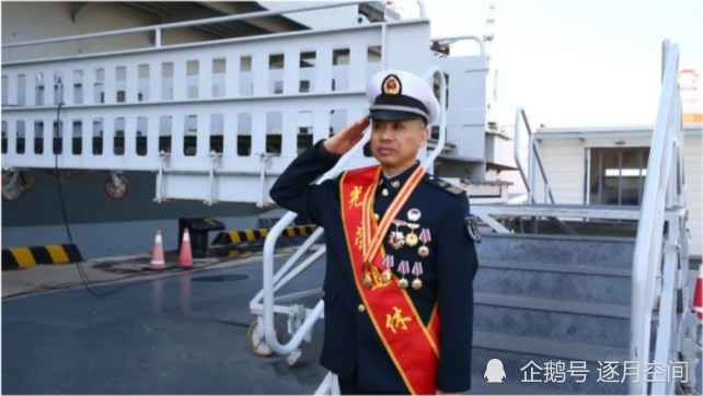 辽宁舰首位一级军士长退休 是什么级别 是士兵军衔中的最高一级 腾讯新闻