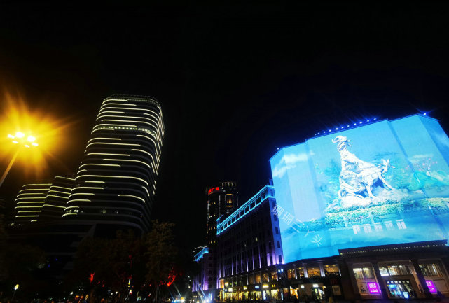 廣州傳統中軸線看夜景,用絢麗燈光展示千年文化,遊客:太讚了!