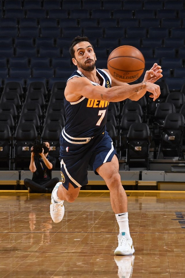 坎帕佐曾与一些nba巨星一起玩过游戏现在有机会单防他们这很棒