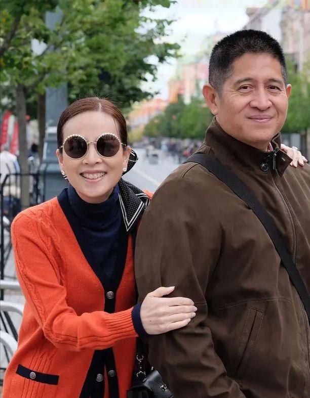 伍伦盼55岁拒入王室泰王都得吃闭门羹与第二任丈夫相互依偎