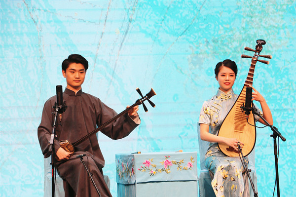 吴韵一家亲,为何越来越多年轻人拖家带口走进剧场听评弹?