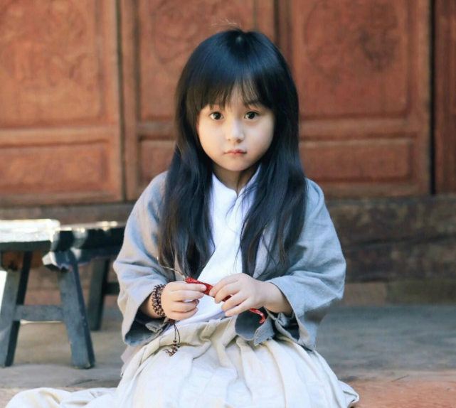 刘楚恬09年出生,两周岁便获得年度明星宝贝总冠军,在家乡名气很高.