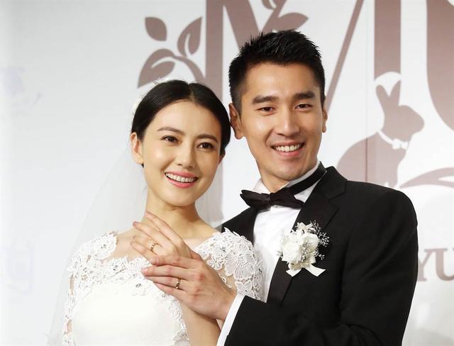 野生赵又廷亲密搂抱高圆圆,夫妻深情对望,网友:我被酸到了!