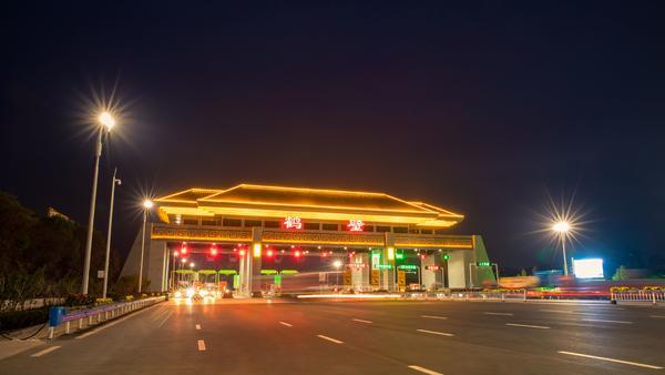 河南"采访团来到京港澳高速上的鹤壁收费站,这座收费站不仅是全省第一